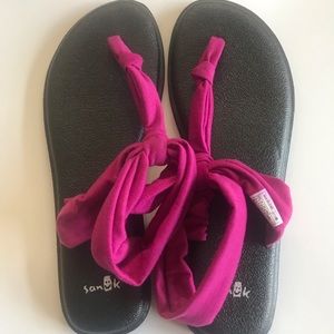 New without tags Sanuk Sandals size 9